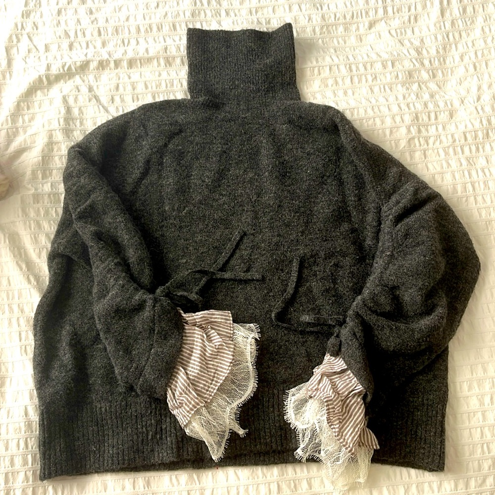 Cinq a sept turtleneck sweater with beautiful feminine sleeve details in XS